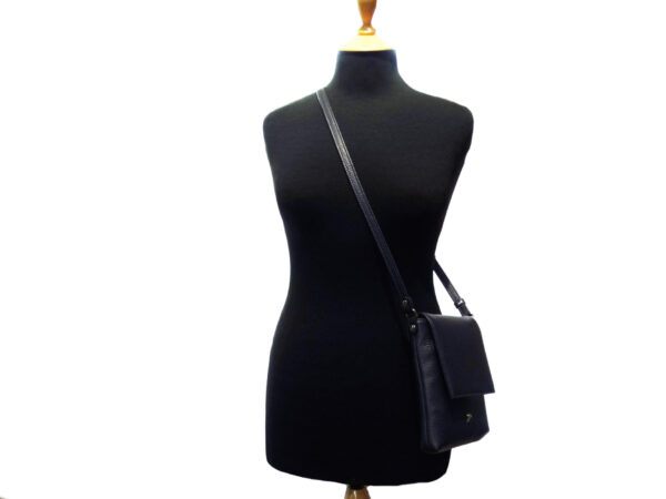 881 doll blu